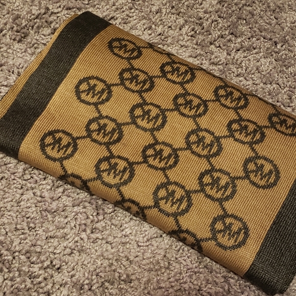 Michael kors women's logo scarf - Picture 2 of 4